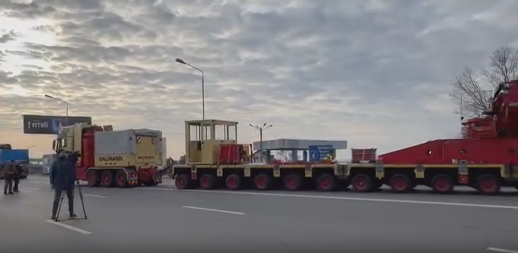 VIDEO: Primele imagini cu transportul agabaritic record pentru România! Aproape 800 de tone au intrat în țară și urmează să traverseze zona de vest