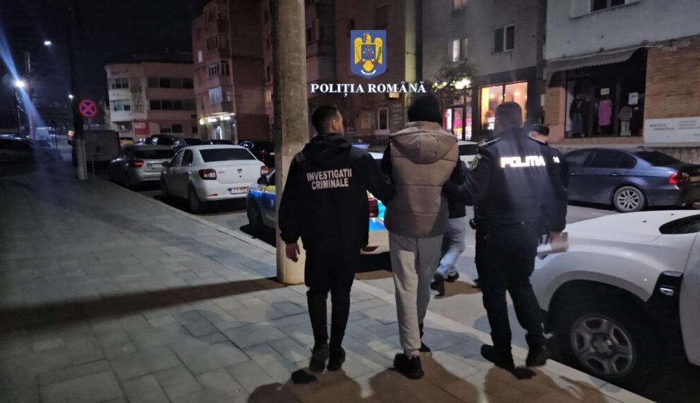 Doi tineri reținuți pentru tâlhărie calificată