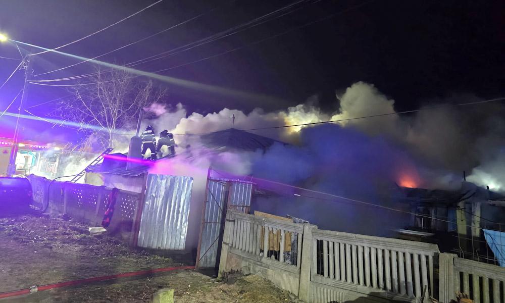 Incendiu violent într-o gospodărie din Daia. Pompierii au reușit să salveze casa vecinilor