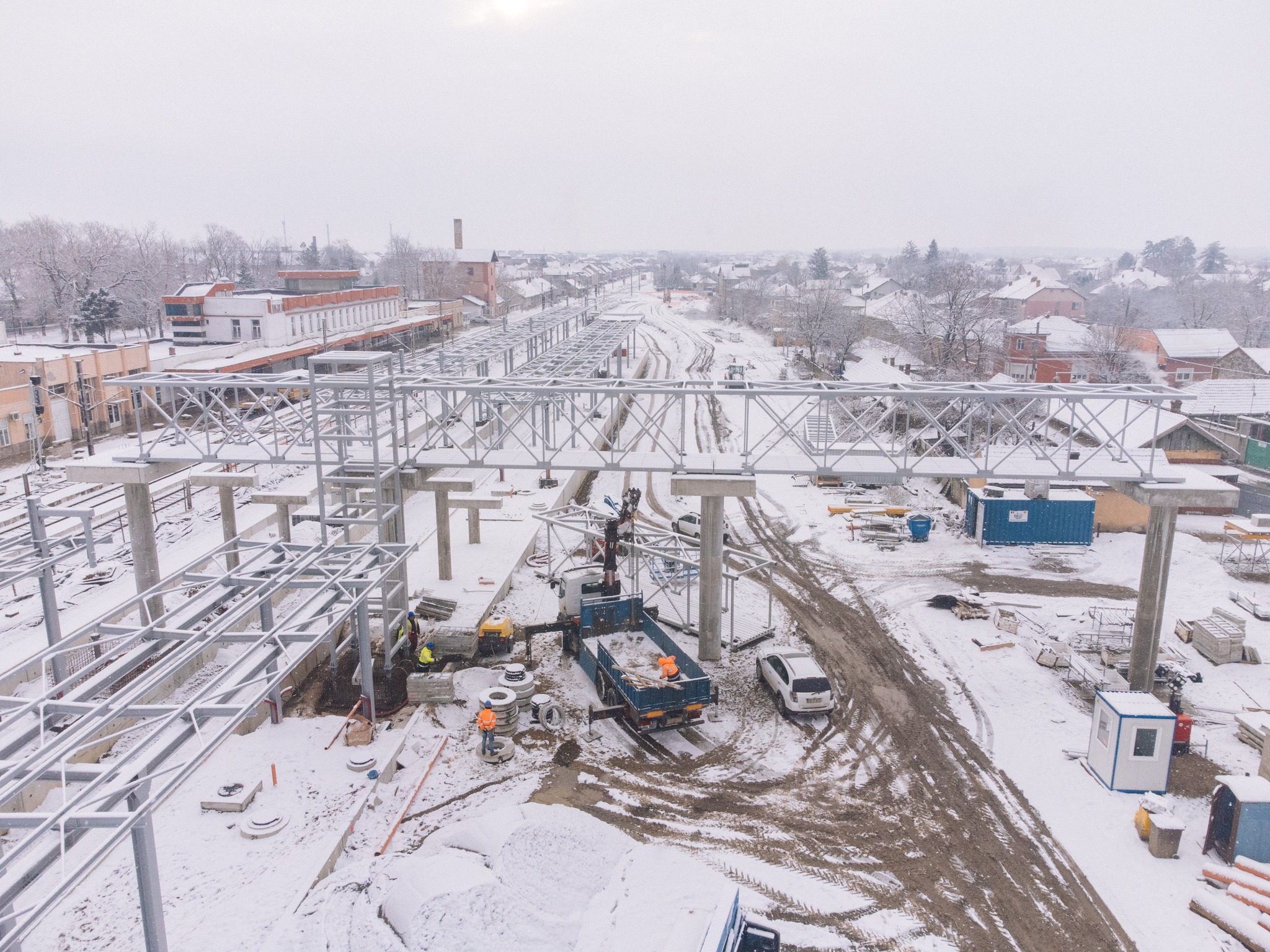 [FOTO] Se muncește intens! A început construcția pasarelei pietonale de la gară și se execută lucrări la peroane