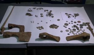 monede antice și artefacte vechi de aproape 2.000 de ani