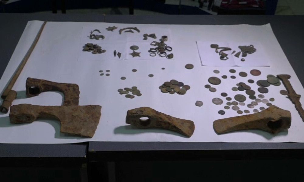 monede antice și artefacte vechi de aproape 2.000 de ani