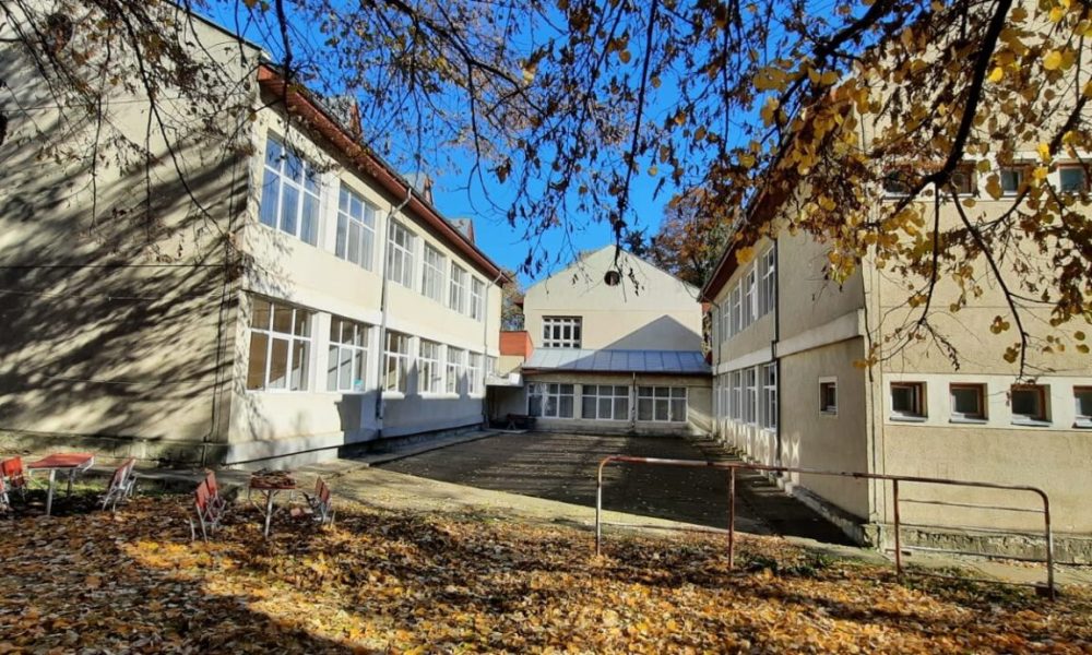 Copil cu nevoi speciale de la o școala din Vaslui, grav accidentat într-o pauză. Conducerea încearcă să mușamalizeze cazul
