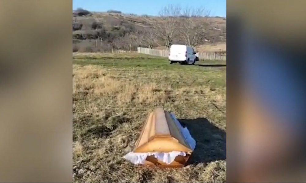 Biserica, doar pentru cei cu bani? Sicriu abandonat pe câmp, preotul a refuzat să-l îngroape!