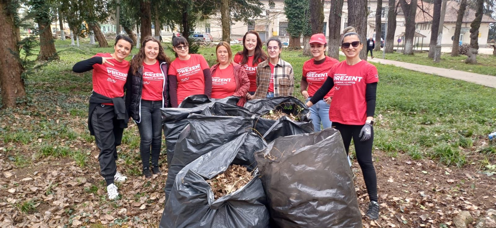 Peste o sută de voluntari s-au mobilizat pentru a da o nouă față parcului Spitalului Municipal