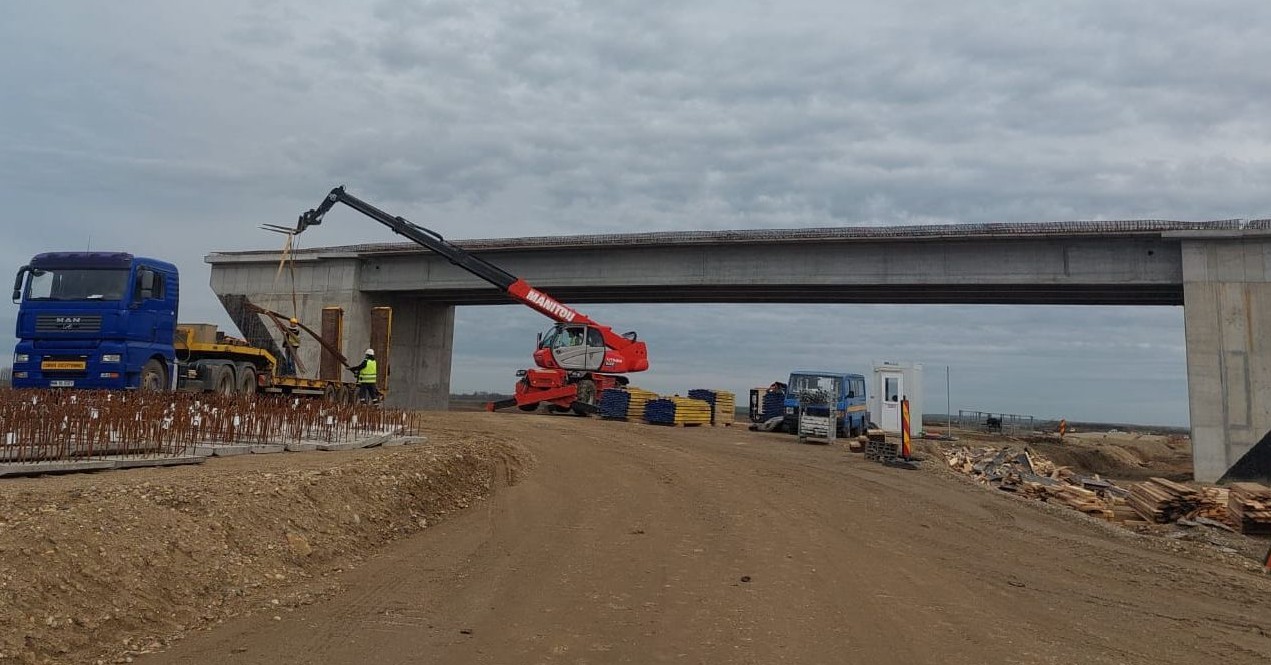 FOTO Stadiul lucrărilor la noua descărcare de pe autostradă de la Sânandrei, se apropie de 50%!