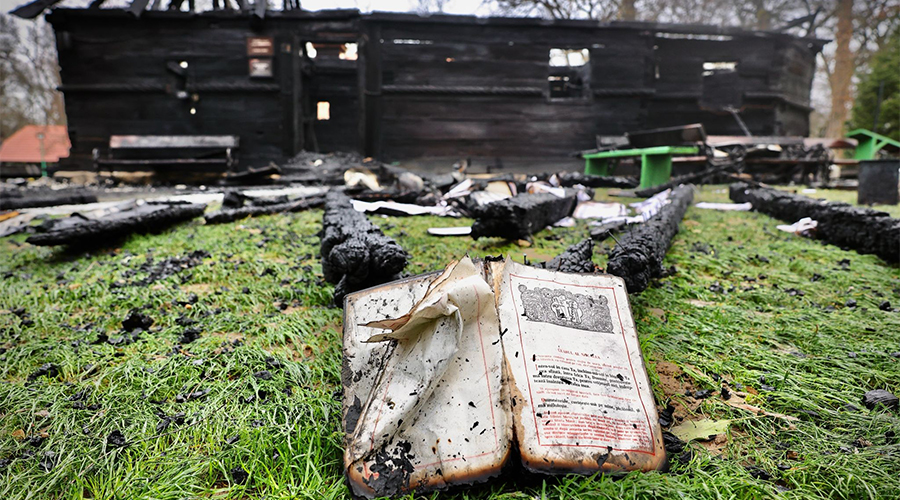 Anchetă de proporții, la Timișoara, după incendiul care a distrus biserica de la Muzeul Satului! Ca prin minune, toate icoanele au fost salvate