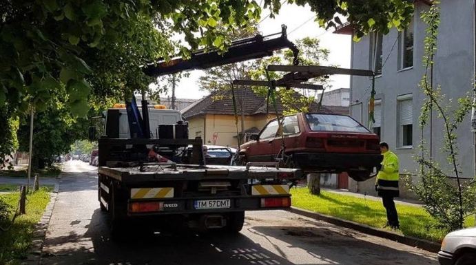 70 de mașini ridicate de pe străzile Timișoarei, scoase la licitație de Primărie! Prețurile pornesc de la 275 de lei