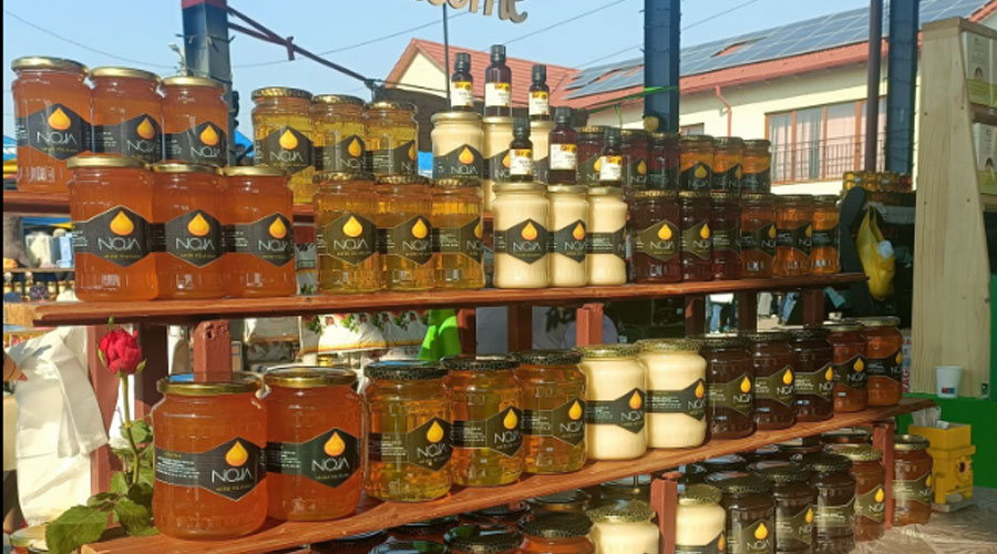 Hai să te îndulcești, cu produse naturale! Târgul Apicol de la Ghiroda și-a deschis porțile și te așteaptă cu cea mai bună miere, direct de la apicultori, dar și cu multe alte surprize