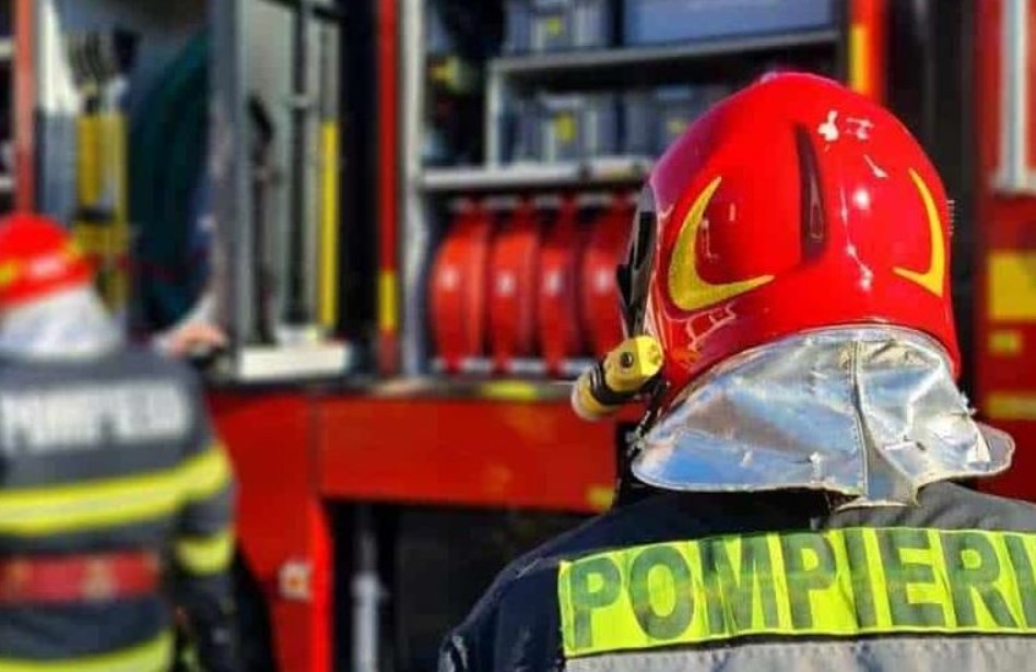 Incendiu violent, la o mașină aflată în mers! Flăcările violente au mistuit întreg autoturismul