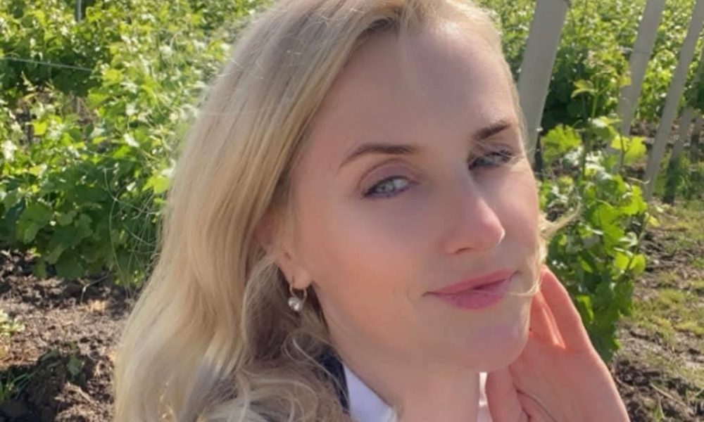 încă o „duduie” aterizată pe statul de plată. Vicele Căciulă nu prea vine la muncă, dar are nevoie de consilieri