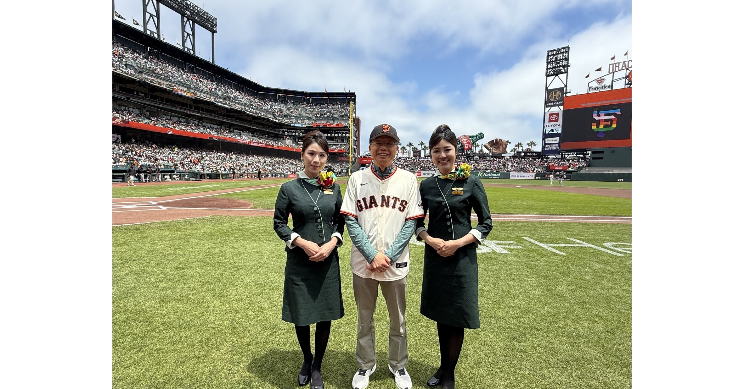 EVA AIR AND THE SAN FRANCISCO GIANTS TEAMED UP TO CELEBRATE HELLO KITTY® DAY AT ORACLE PARK