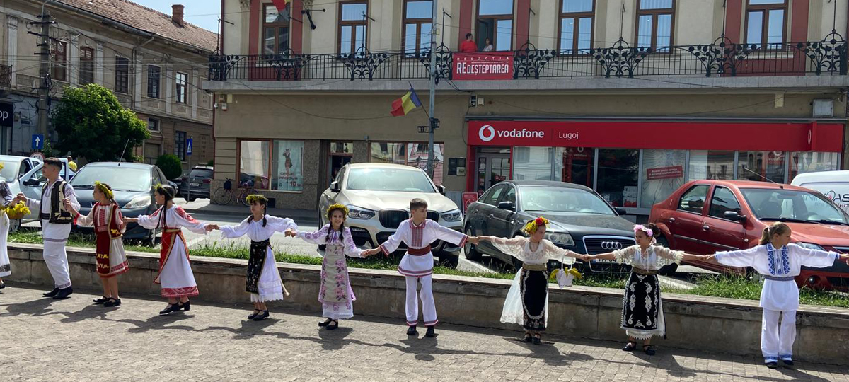 Sărbătoarea bluzei tradiționale românești! De Sânzâiene, Lugojul se îmbracă în ie