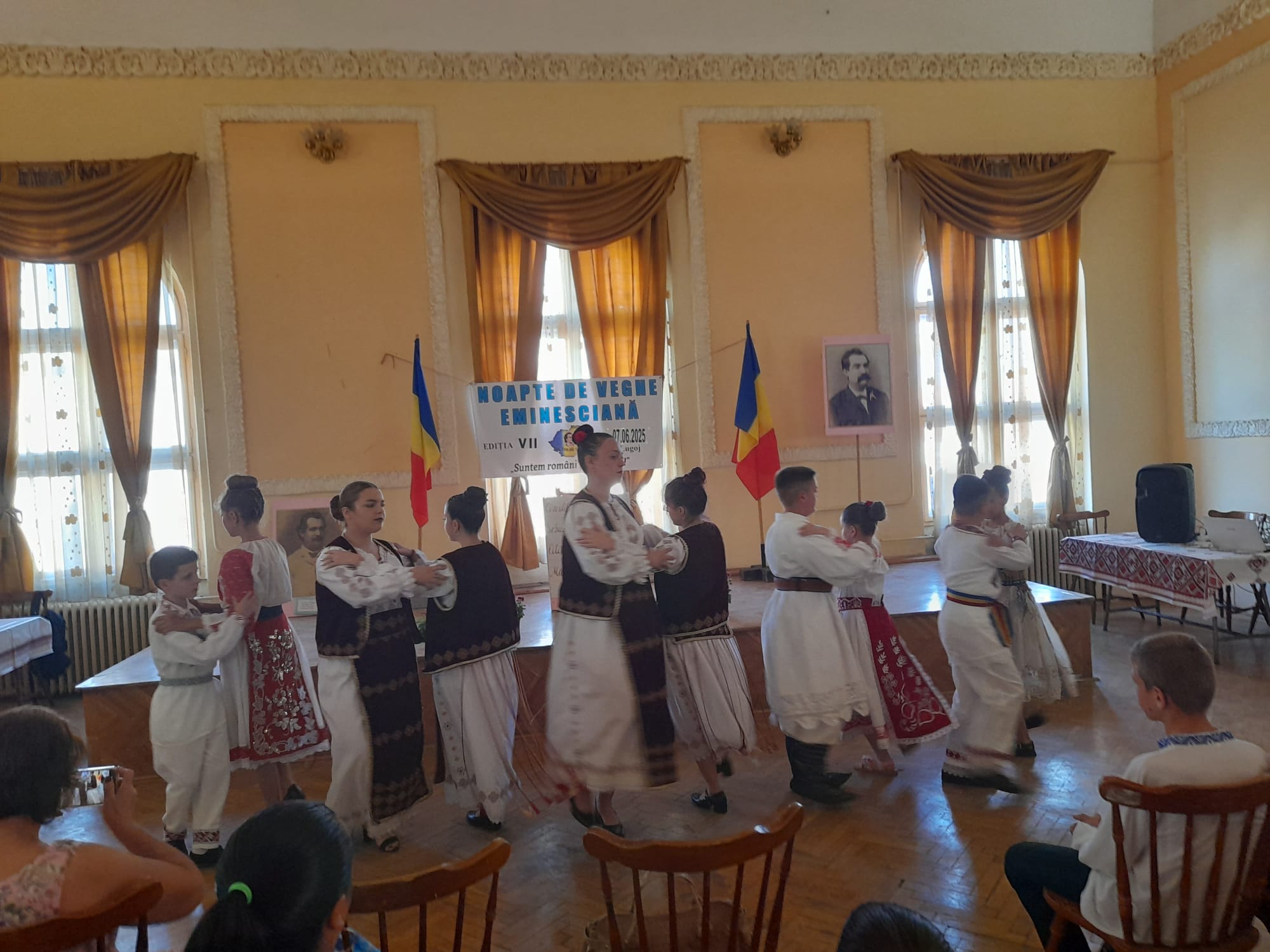 [FOTO] Noapte de veghe eminesciană cu poezii, cântec și joc
