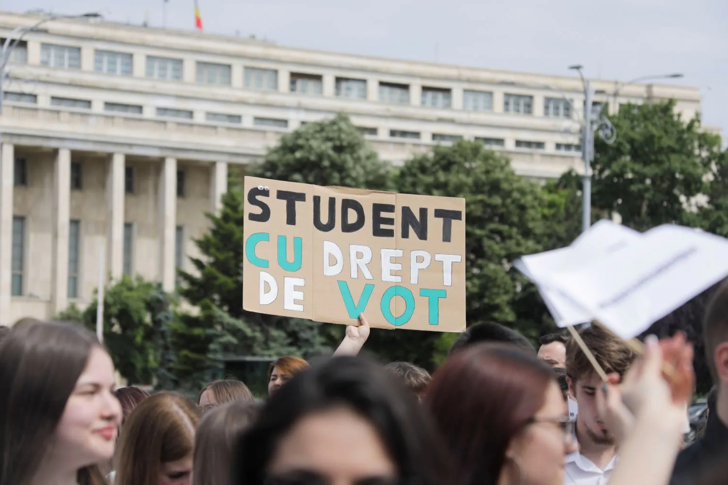 Studenții protestează! Guvernul a calculat că bursele sunt de vină pentru deficitul bugetar – Redeșteptarea