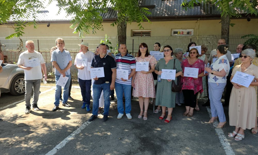 Mai mulți angajați de la Protecția Copilului au ieșit în curte cu pancarte! – stiriest.ro