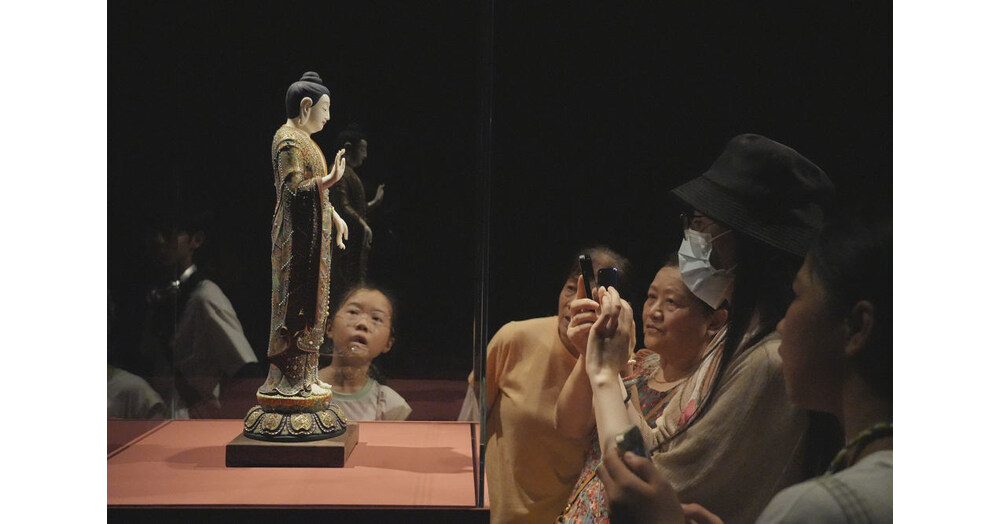 Over 200 Dehua white porcelain masterpieces showcased in Shanghai for cultural promotion