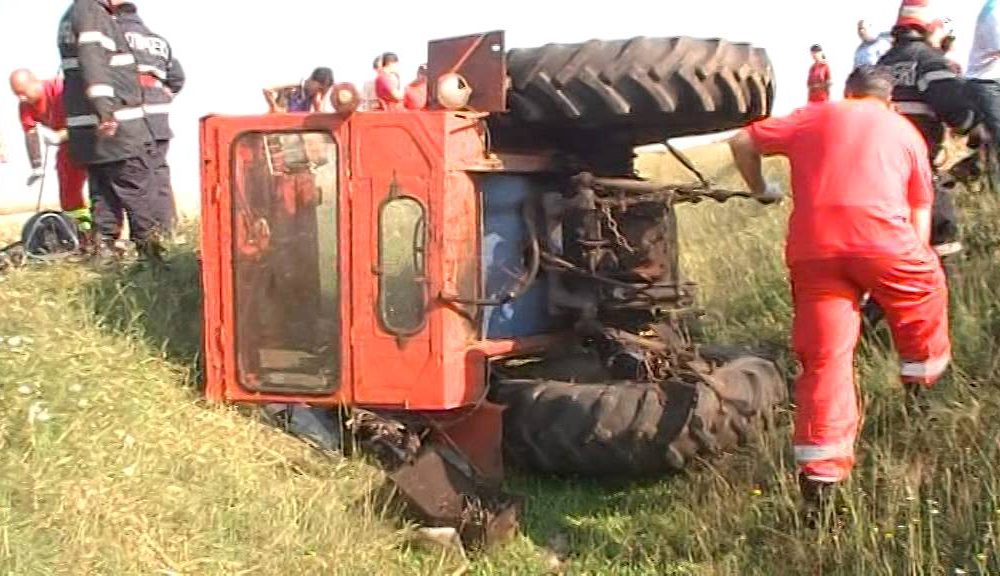 Bărbat mort după ce s-a răsturnat cu tractorul – stiriest.ro