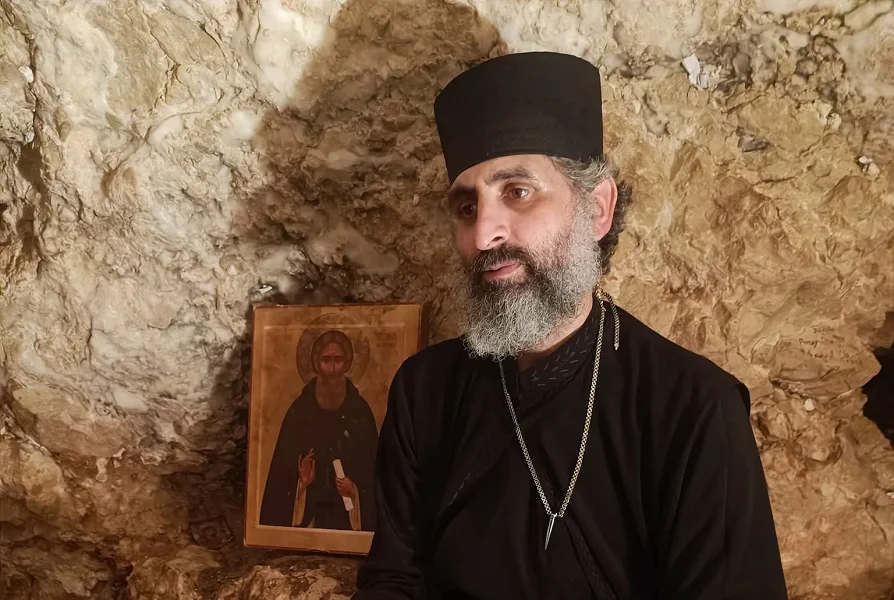 Călugăr recidivist, arestat după ce a lovit o femeie pe trecerea de pietoni și a fugit!