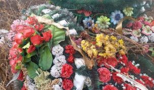 Primăria a rezolvat problema cimitirului și acum vrea să interzică florile și coroanele mortuare din plastic – stiriest.ro