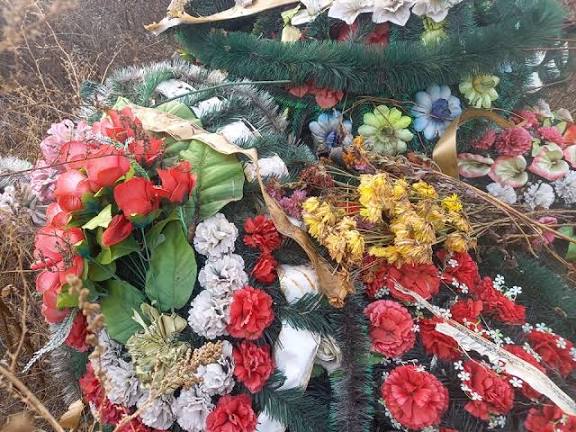 Primăria a rezolvat problema cimitirului și acum vrea să interzică florile și coroanele mortuare din plastic – stiriest.ro