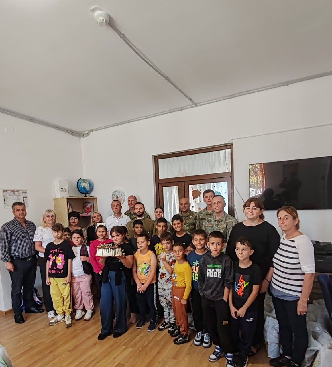[FOTO] Din inimă pentru copii! Militarii lugojeni au adus speranță la Făget