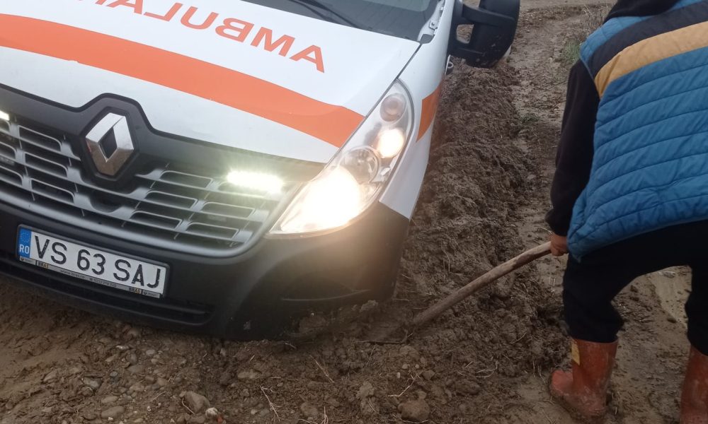 Ambulanță împotmolită în drum spre o pacientă de 90 de ani. Salvarea, scoasă din noroi cu tractorul unei mănăstiri – stiriest.ro
