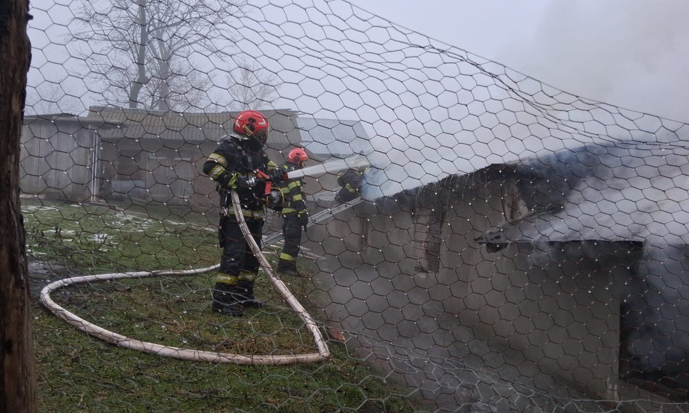 Incendiu violent la o locuință din Vinderei. Alte două case au fost salvate de pompieri – stiriest.ro