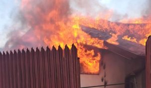 Incendiu puternic la o casă din Bârlad. Flăcările au cuprins mansarda, iar trei locuințe vecine au fost la un pas de dezastru – stiriest.ro