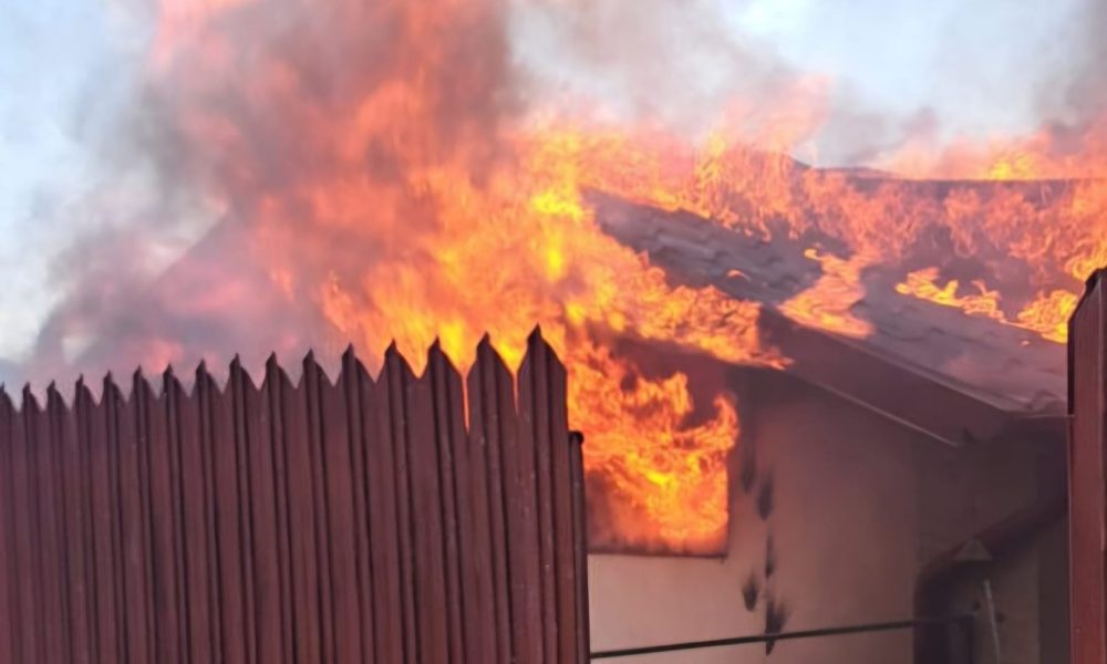 Incendiu puternic la o casă din Bârlad. Flăcările au cuprins mansarda, iar trei locuințe vecine au fost la un pas de dezastru – stiriest.ro