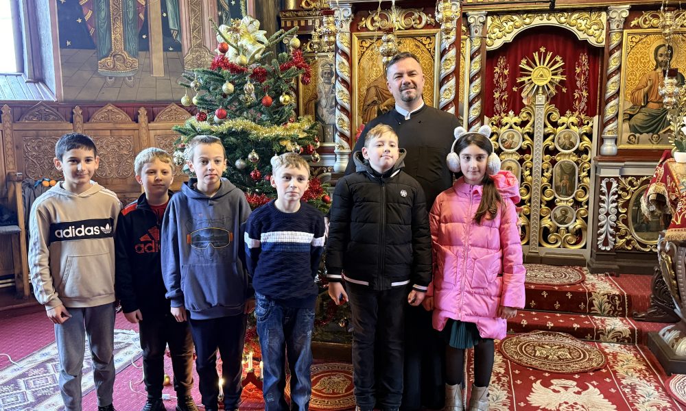 copiii au împodobit bradul și au vestit Nașterea Domnului- FOTO – stiriest.ro