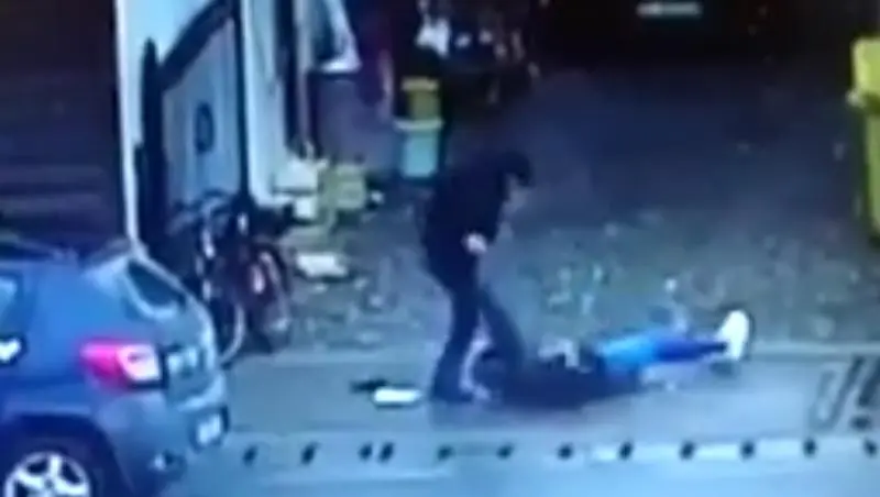 Femeie bătută în plină zi, lângă un bar din Negrești. Agresorul, arestat preventiv – stiriest.ro