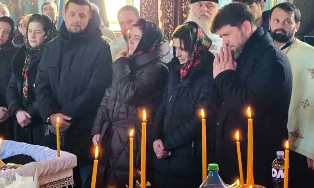 Durere și rugăciune la Răzeni. Episcopul Ignatie, alături de părintele Vladimir Beregoi, la înmormântarea tatălui său – stiriest.ro