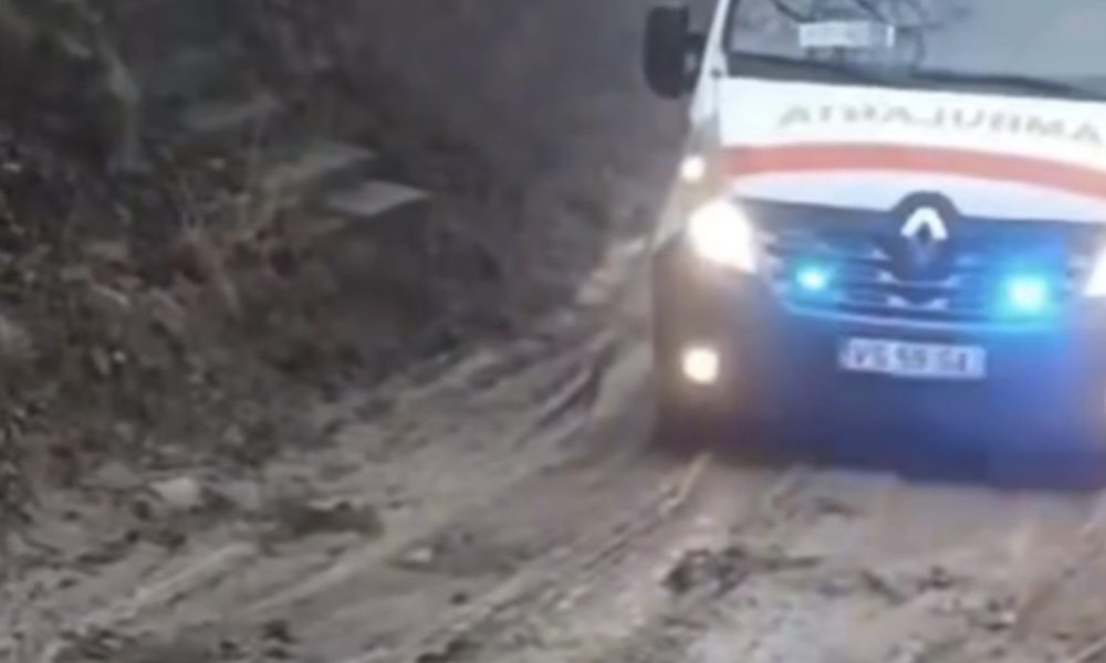 Ambulanță blocată în noroi pe drumul spre casa unei femei de 90 de ani. “Dezvoltatorul” Trifan are alte priorități – stiriest.ro