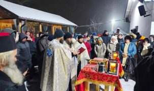 Slujbe sub cerul liber, noaptea, la minus zece grade. Credincioșii nu pleacă de la Schitul Vovidenia, deși biserica nu-i mai încape
