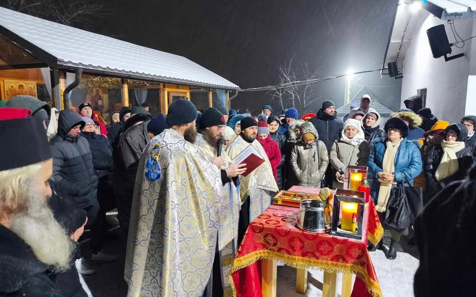 Slujbe sub cerul liber, noaptea, la minus zece grade. Credincioșii nu pleacă de la Schitul Vovidenia, deși biserica nu-i mai încape