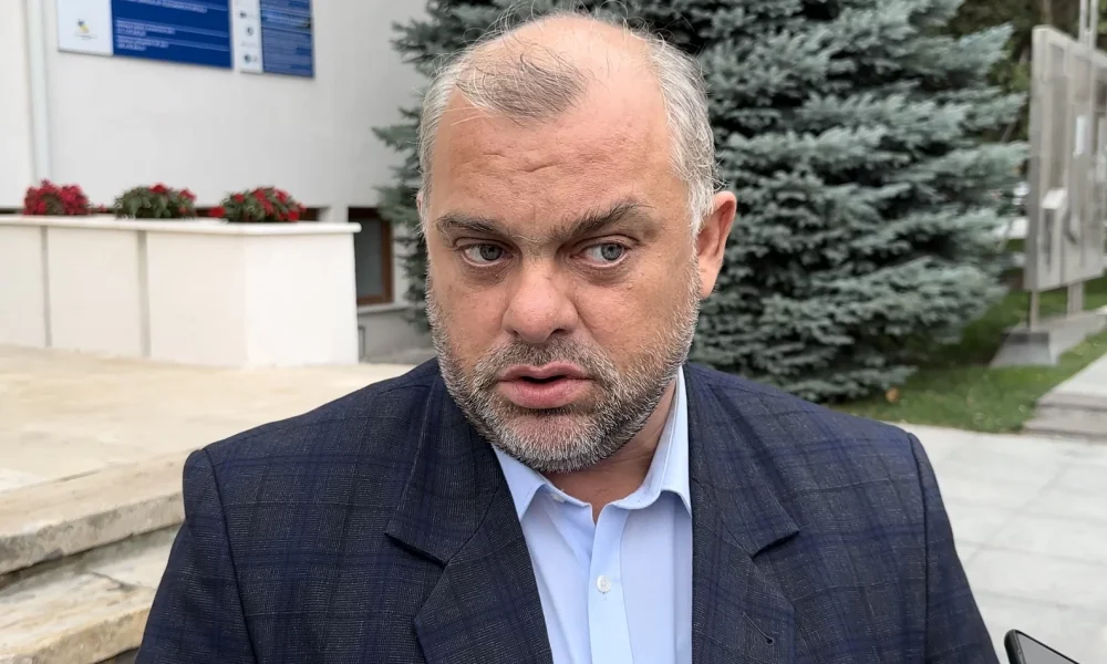 Trifan a plecat iar prin Europa. Acum în Polonia. La Vaslui pot să mai aștepte și drumurile, și oamenii – stiriest.ro
