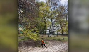 Un vasluian a devenit un model de bun simț și hărnicie în Bulgaria. Petrece acesta ore întregi să curețe parcuri și alei – stiriest.ro