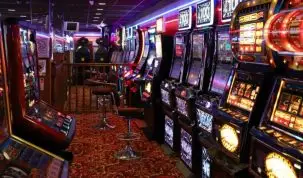 Descinderi în sălile de jocuri din Vaslui! Polițiștii au confiscat aparate și au prins un minor printre jucători – stiriest.ro