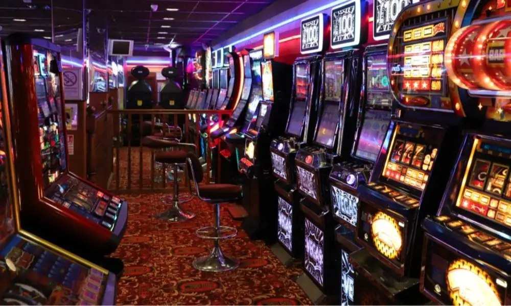 Descinderi în sălile de jocuri din Vaslui! Polițiștii au confiscat aparate și au prins un minor printre jucători – stiriest.ro