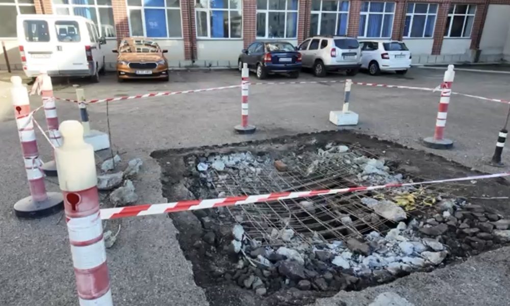 S-a surpat terenul în curtea Liceului „Mihail Kogălniceanu” din Vaslui. Autoritățile suspectează existența unui beci sau a unei galerii vechi
