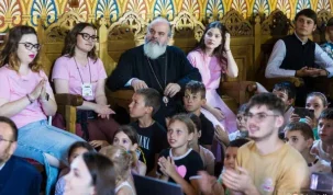 Episcopia Hușilor continuă programul de burse „Episcopul Ioachim Mareș”. Biserica rămâne alături de elevii și studenții care luptă pentru performanță