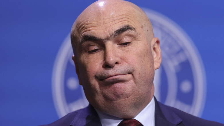 „Specialii lui Bolojan”. Salarii uriașe pentru privilegiați, austeritate pentru Vaslui și tăcere totală din partea liberalilor vasluieni