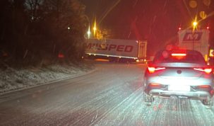 Trafic blocat pe Dobrina, la intrarea în Huși. Un TIR a derapat pe carosabilul acoperit cu gheață – stiriest.ro