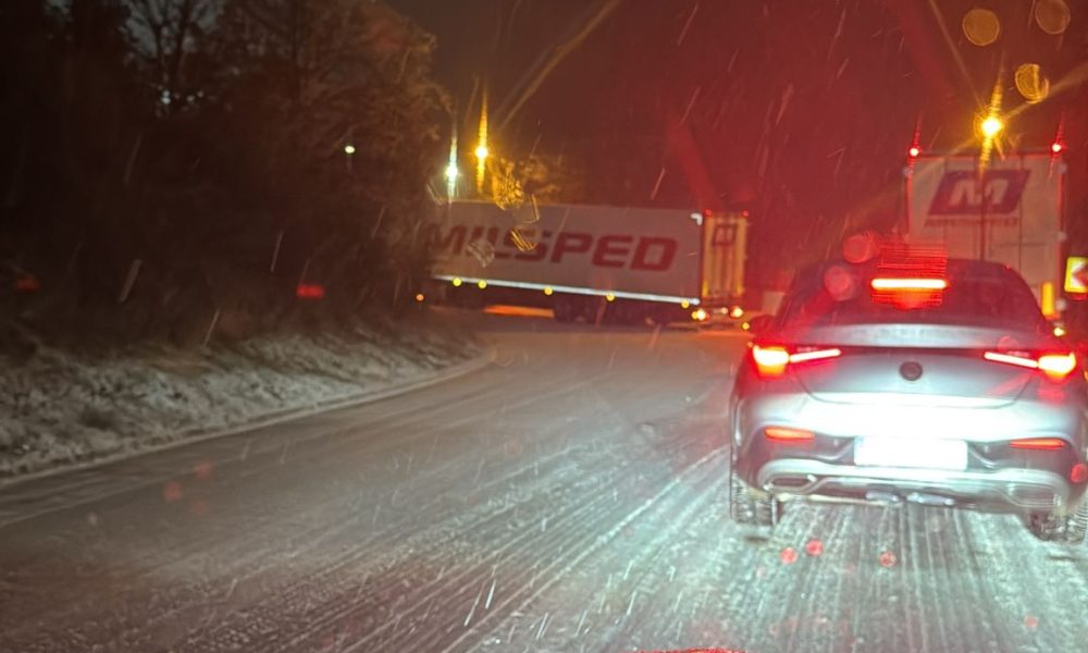 Trafic blocat pe Dobrina, la intrarea în Huși. Un TIR a derapat pe carosabilul acoperit cu gheață – stiriest.ro