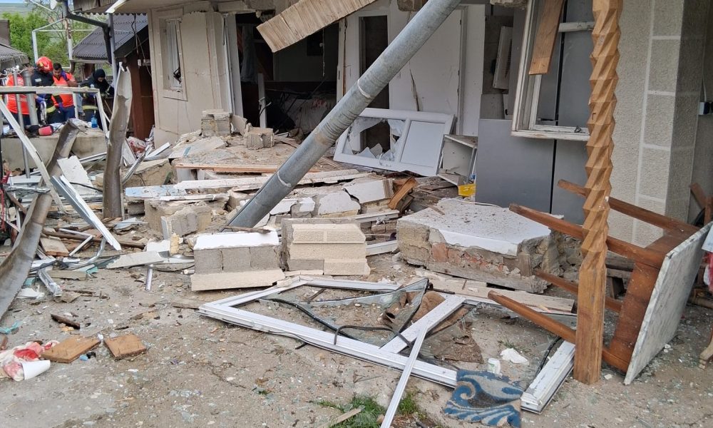 doi bătrâni au ajuns în stare gravă la spital după ce o butelie a sărit în aer – stiriest.ro