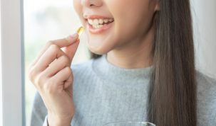 Femeie cu par stralucitor dupa folosirea suplimentelor Vivasan Te uiți în oglindă și observi că părul tău și-a pierdut din densitate sau din rezistență. Poate cade mai mult decât de obicei, se rupe ușor sau pare lipsit de vitalitate. În multe cazuri, schimbarea nu ține doar de șampon sau de un tratament aplicat la suprafață, ci de felul în care îți susții organismul din interior.