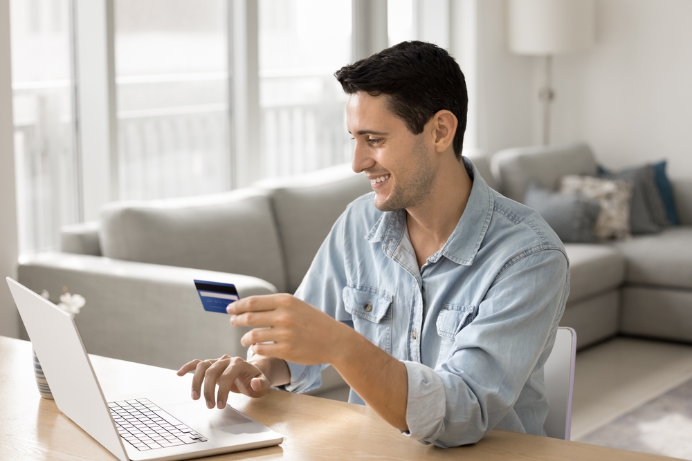 O persoana care obtine un imprumut online fara a merge la banca