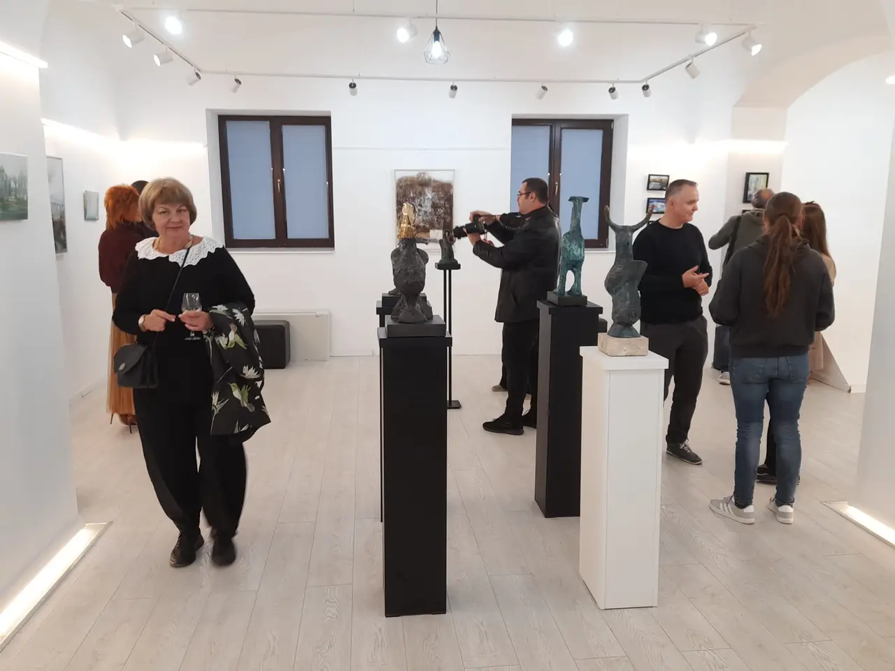 [FOTO] Între sacru și mistic! Expoziție Costin Brăteanu și Horia Bojin la Galeria Pro Arte