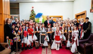 Colindători la Instituția Prefectului Vaslui. Tradiția Crăciunului, păstrată ca odinioară – stiriest.ro